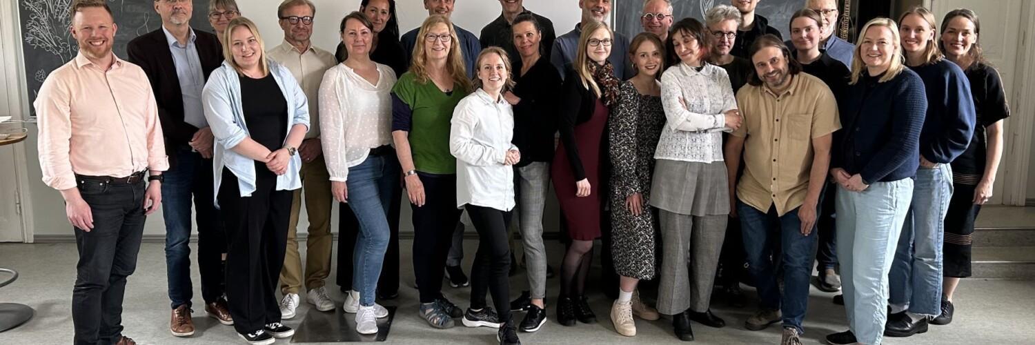 Ryhmäkuva Ulos epätoivosta -konsortion jäsenistä sekä tieteellisestä tukiryhmästä.